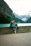 Sylvie et les enfants au Lac Louise